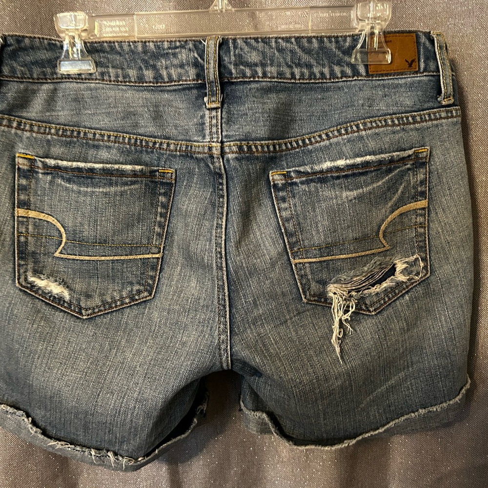 American Eagle super cute distressed jean shorts. Size 6 - Picture 3 of 6
